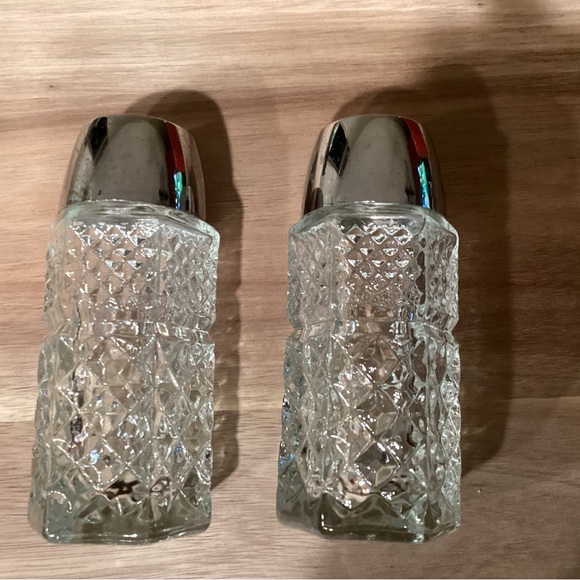 Vintage Anchor Hocking Wexford Pattern Salt And Pepper Shaker Set - Picture 2 of 4